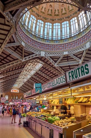 ESVLC Valencia people walking inside fruit market Juan Gomez.jpg Photo